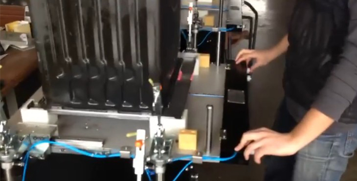 Body assembling machine